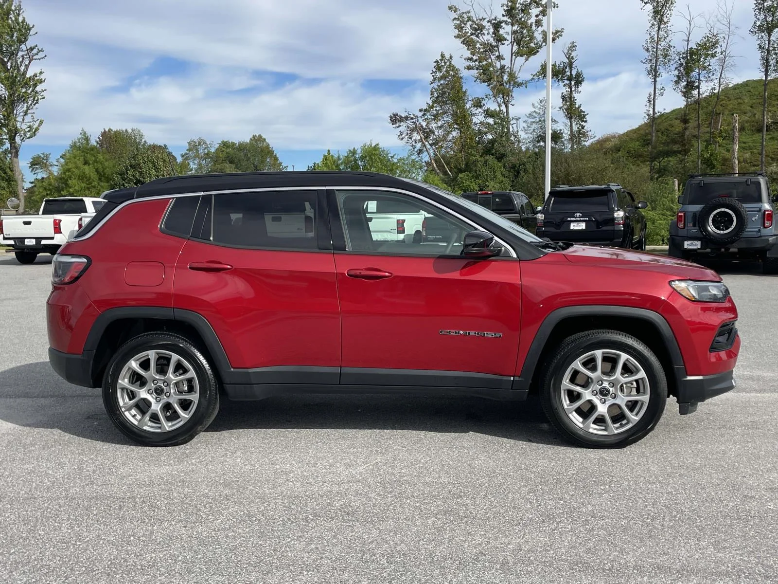 Used 2025 Red Hot Pearlcoat Jeep Limited image 29