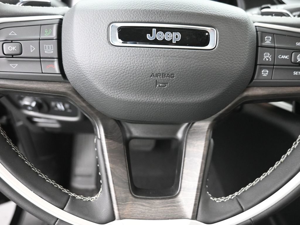 New 2026 Diamond Black Crystal Pearl-Coat Exterior Paint Jeep Limited image 19