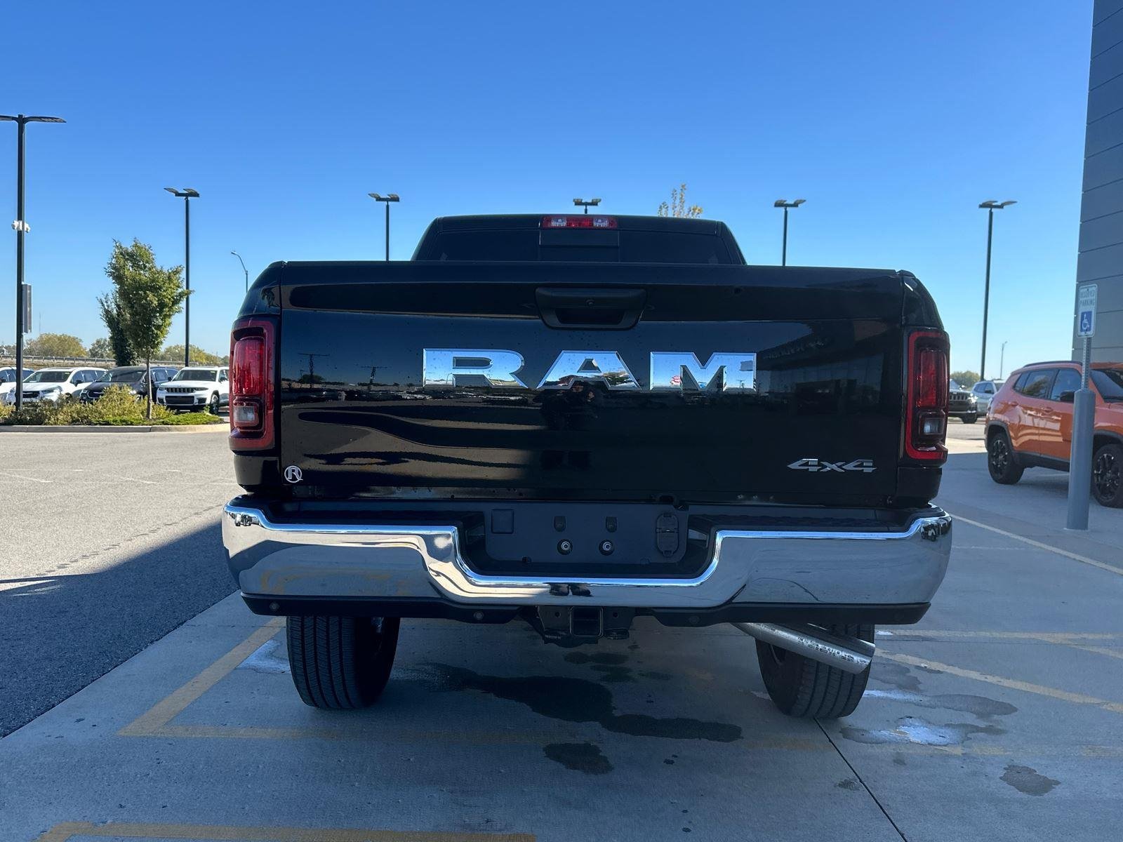 New 2026 Diamond Black Crystal Pearl-Coat Exterior Paint RAM Tradesman image 3