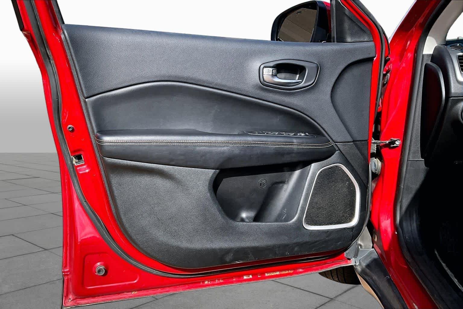 Used 2018 Redline Pearlcoat Jeep Latitude image 24
