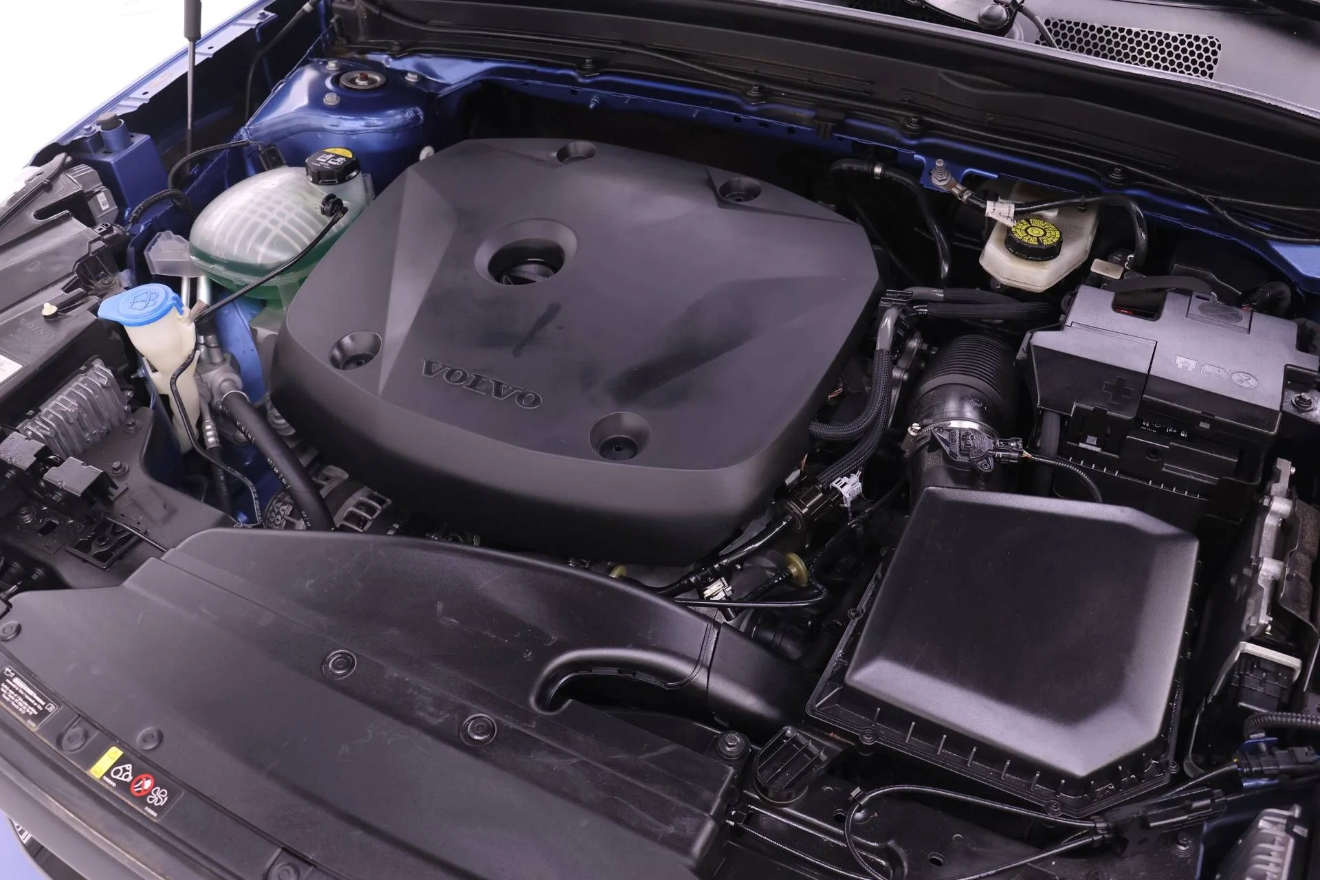 Used 2021 Blue Volvo R-Design image 24