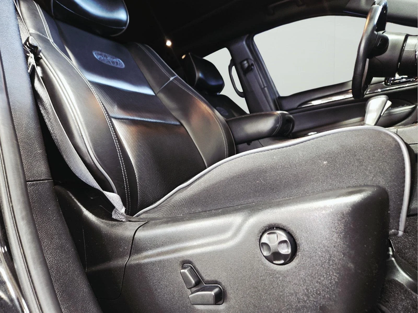 Used 2019 Diamond Black Crystal Pearlcoat Jeep Overland image 74