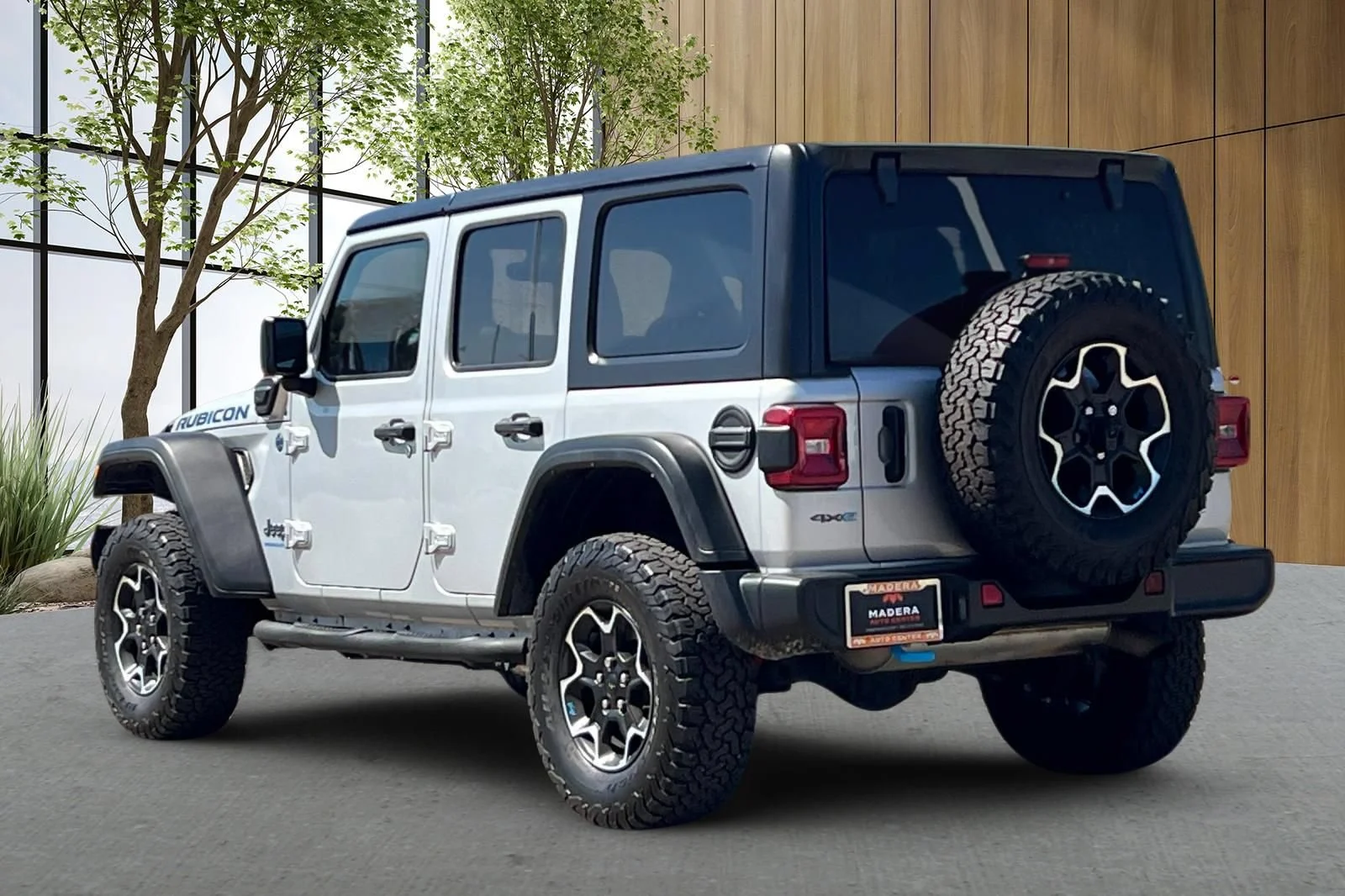 Used 2023 Silver Jeep Rubicon image 6