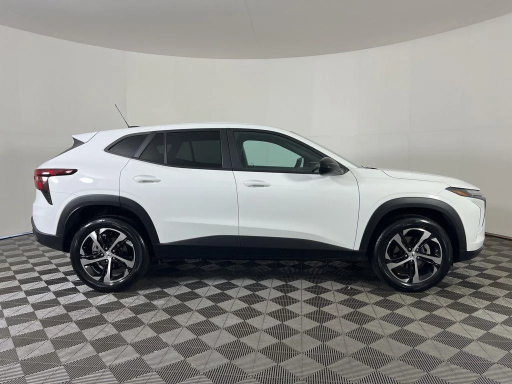 Used 2024 Summit White Chevrolet 1RS image 23