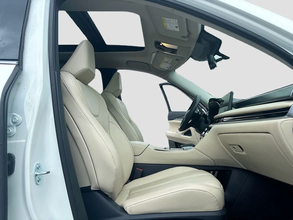 Used 2025 White INFINITI LUXE image 30