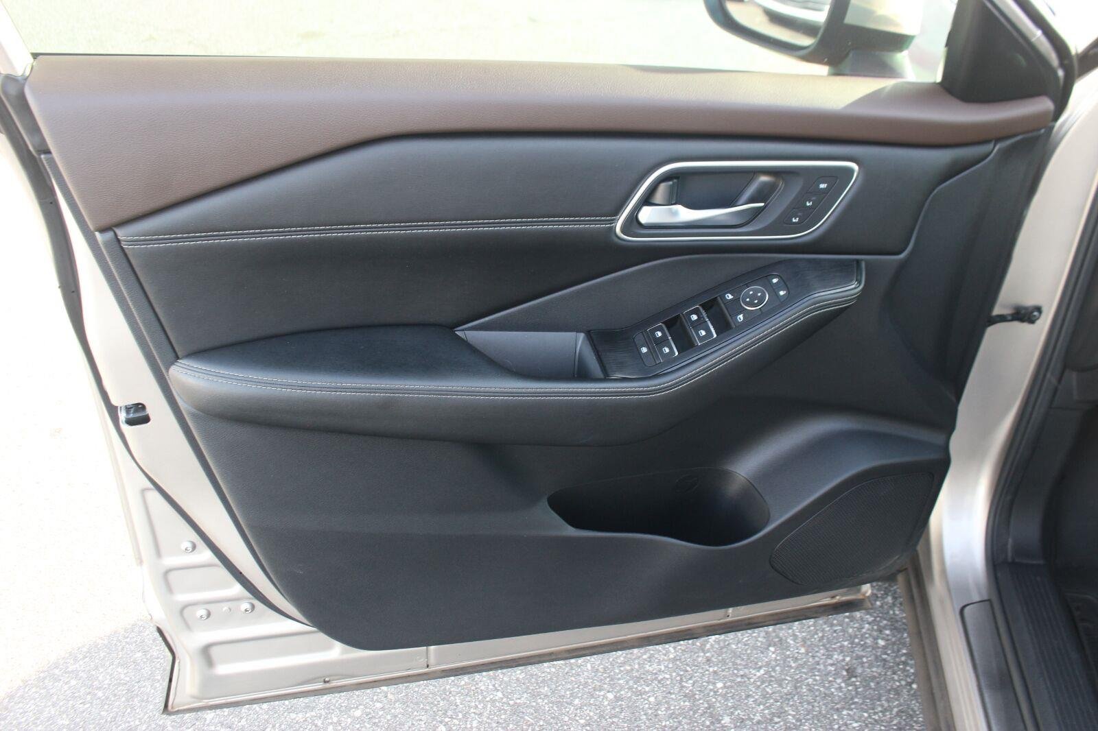 Used 2022 Gold Nissan Platinum image 13