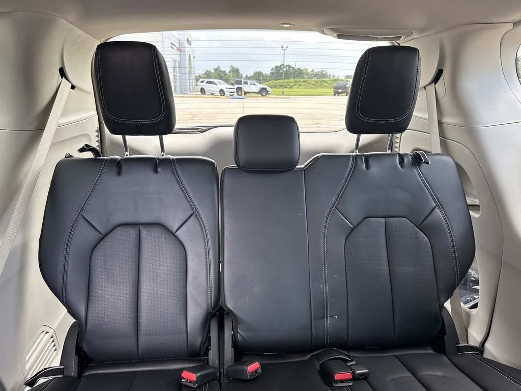 Used 2023 Silver Chrysler Touring L image 18
