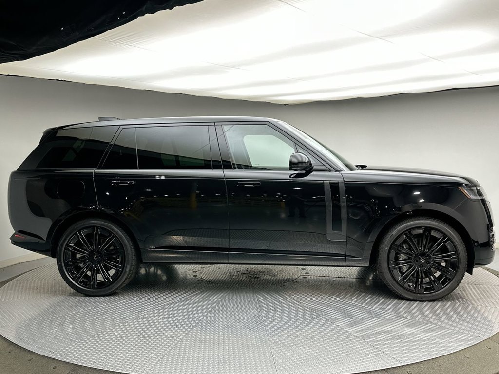 New 2027 Santorini Black Land Rover SE image 4