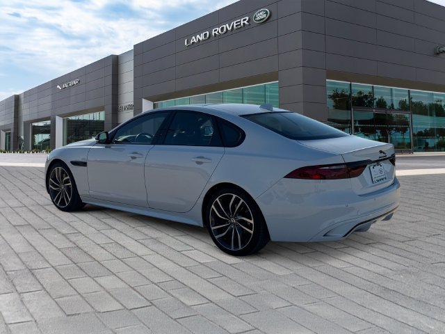 Used 2024  Jaguar R-Dynamic SE image 3