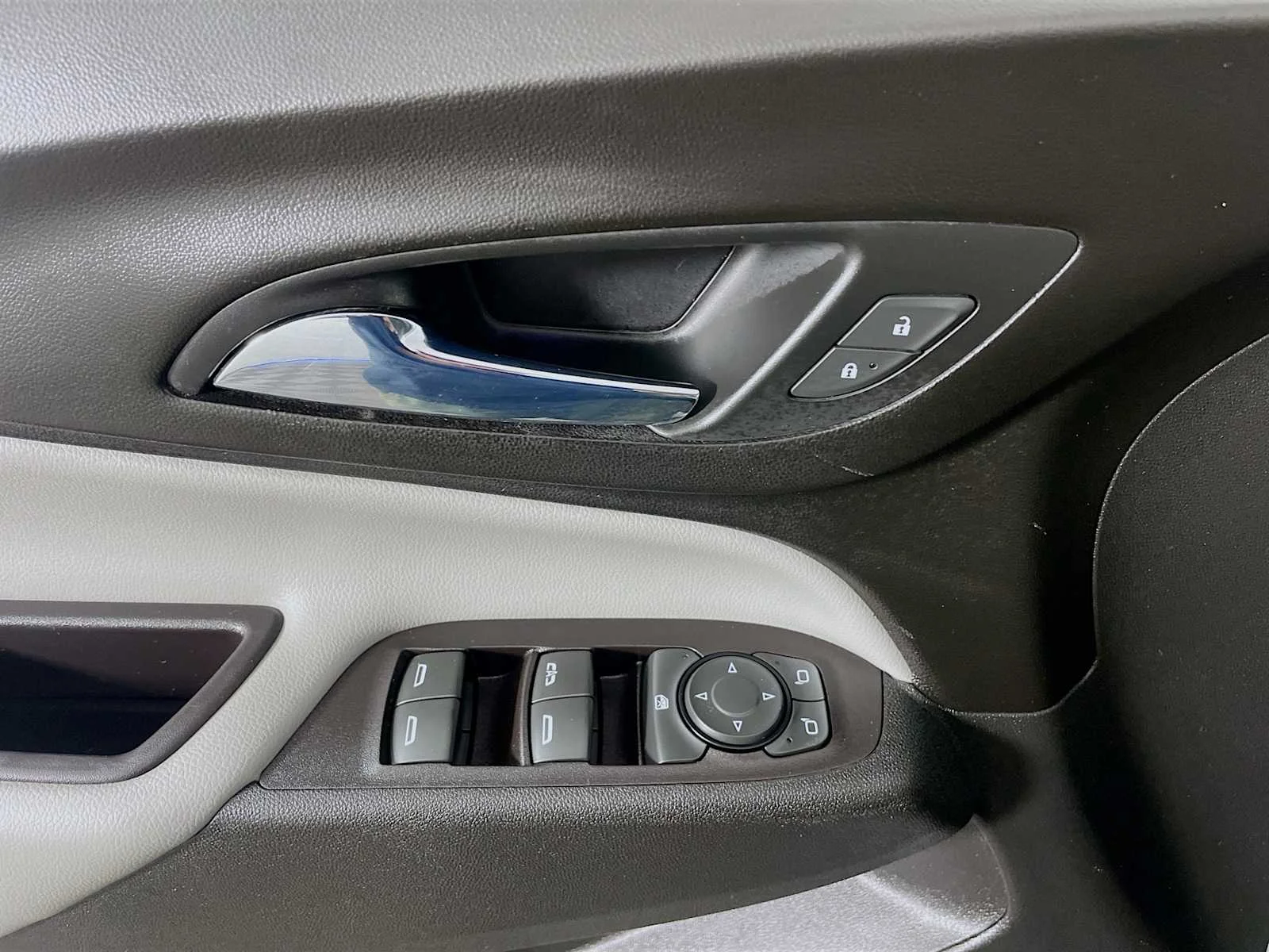 Used 2018 Summit White Chevrolet LS image 15
