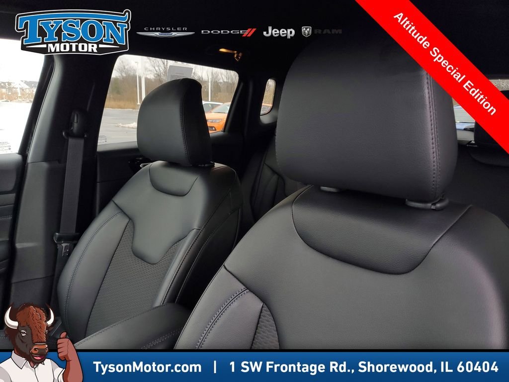 New 2026 Diamond Black Crystal Pearlcoat Jeep Latitude image 18