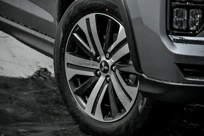 New 2026 Alloy Silver Metallic Mitsubishi SE image 3