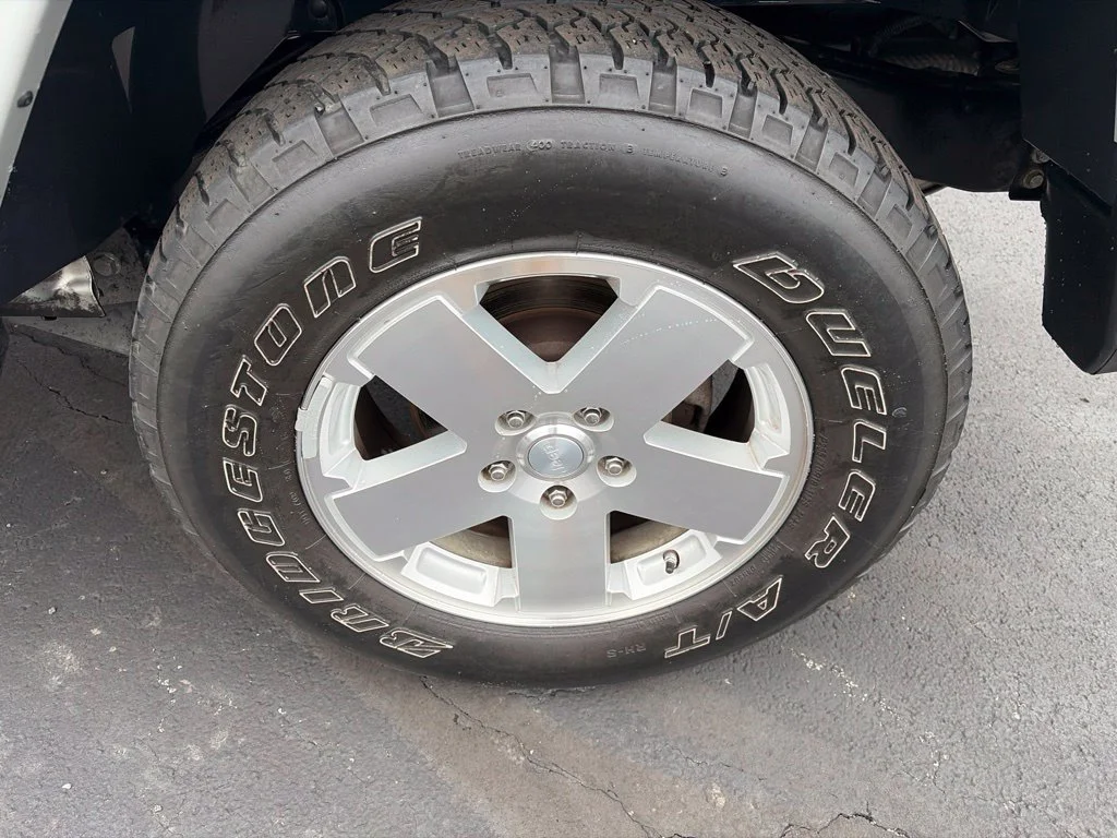 Used 2009 Silver Jeep Sahara image 12