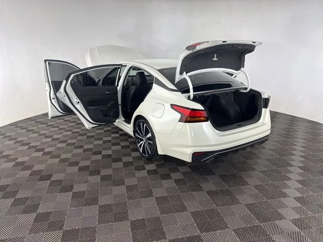 Used 2020 White Nissan 2.5 SR image 16