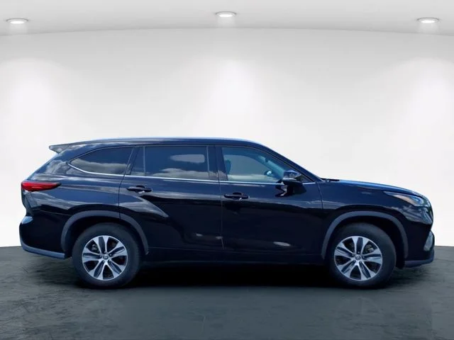 Used 2022 Brown Toyota XLE image 5