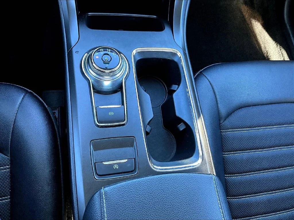 Used 2018 Oxford White Ford SE image 16