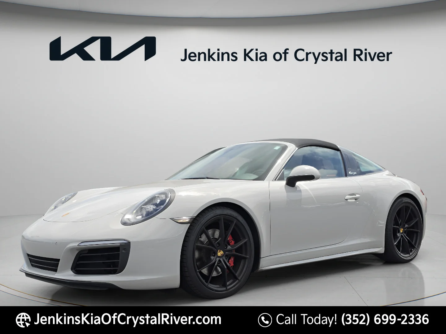 Used 2018 Chalk Porsche 4S image 10
