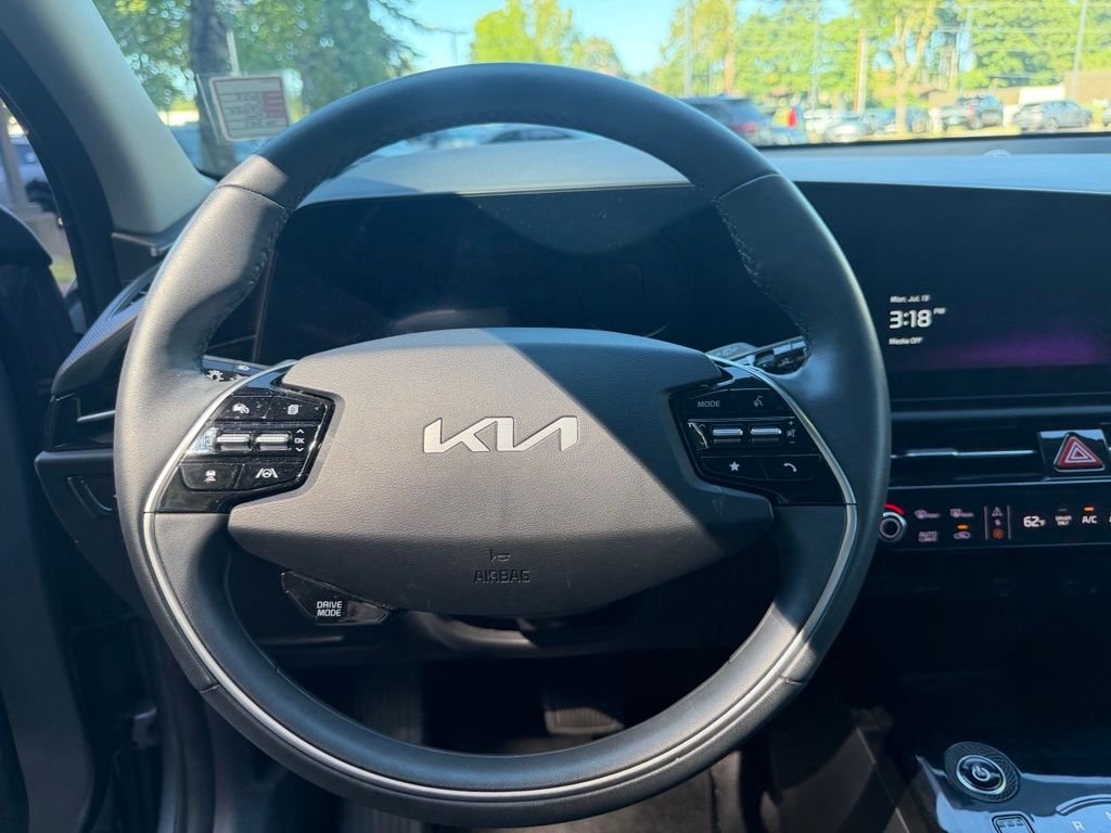 Used 2024 Steel Gray Kia Wind image 13