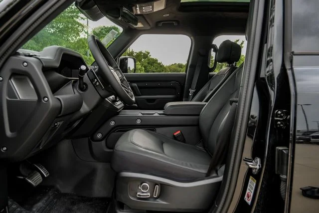 Certified Used 2025 Black Land Rover V8 image 3