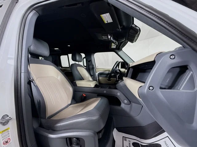 Used 2022 White Land Rover X-Dynamic HSE image 30