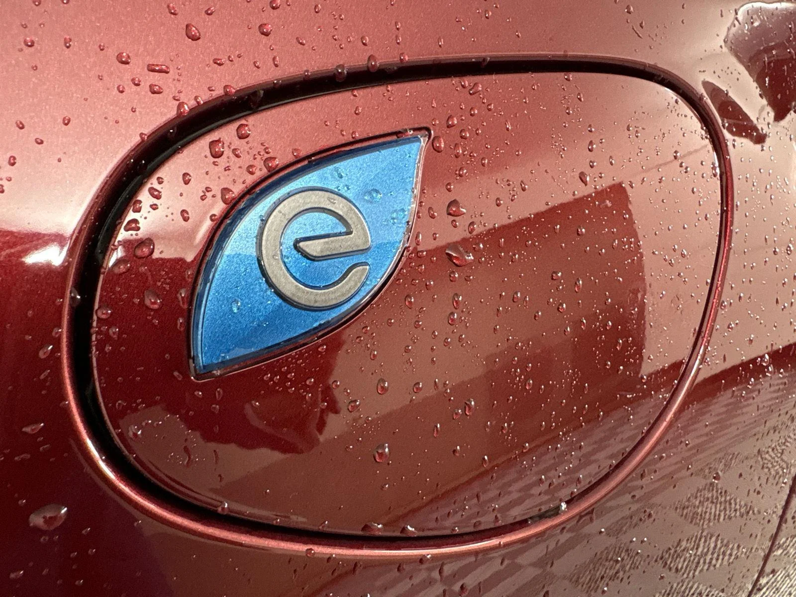 Used 2023 Velvet Red Pearlcoat Chrysler Hybrid Pinnacle image 5