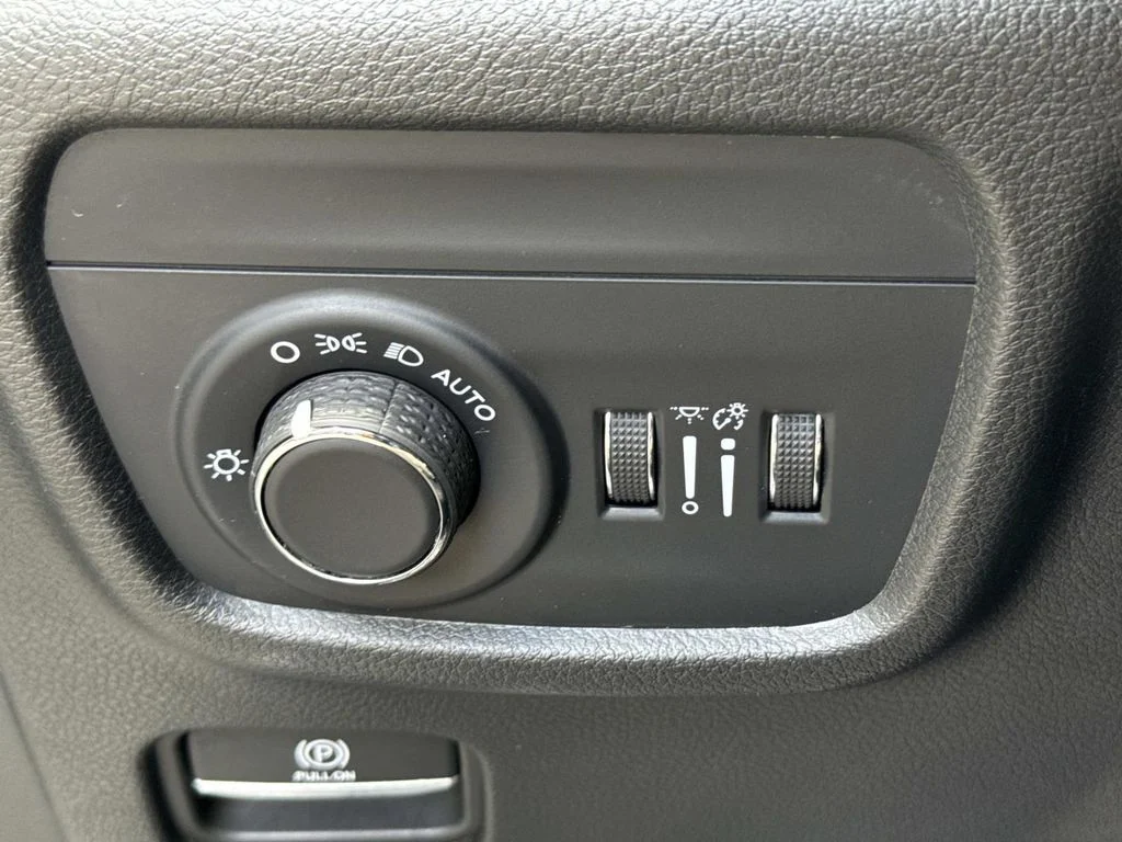 Used 2025 Silver Jeep Laredo image 41