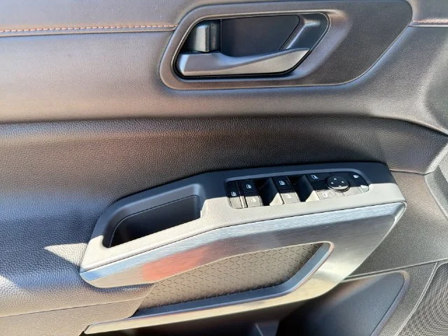 Used 2025  Nissan Rock Creek image 16