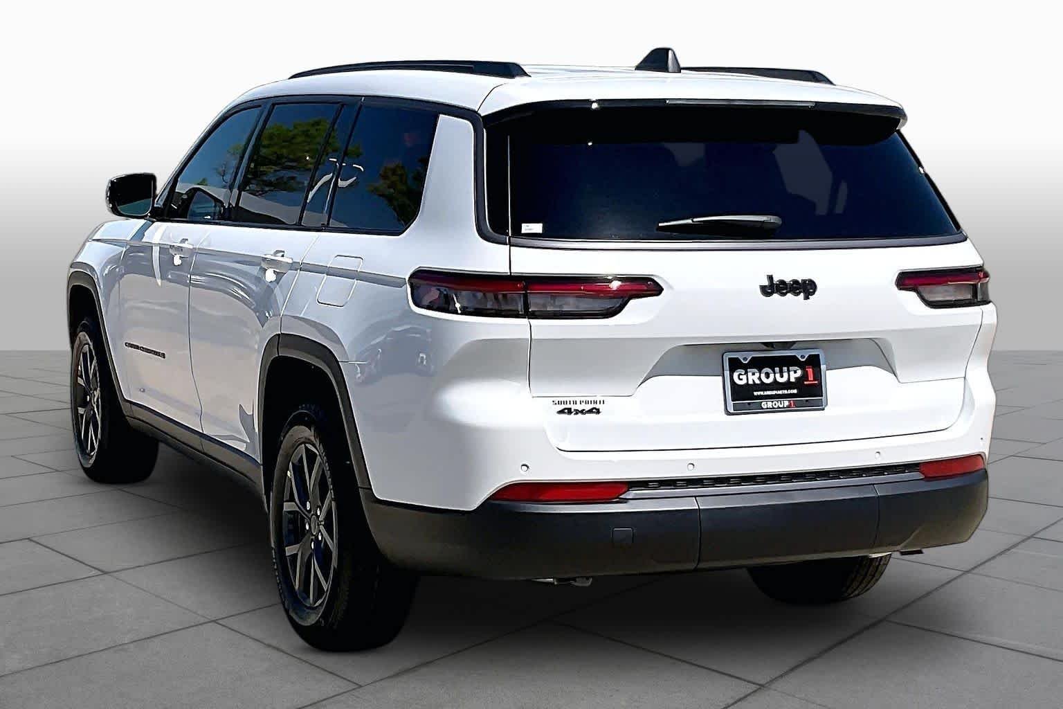 New 2027 Bright White Clear-Coat Paint Jeep Laredo Altitude image 12