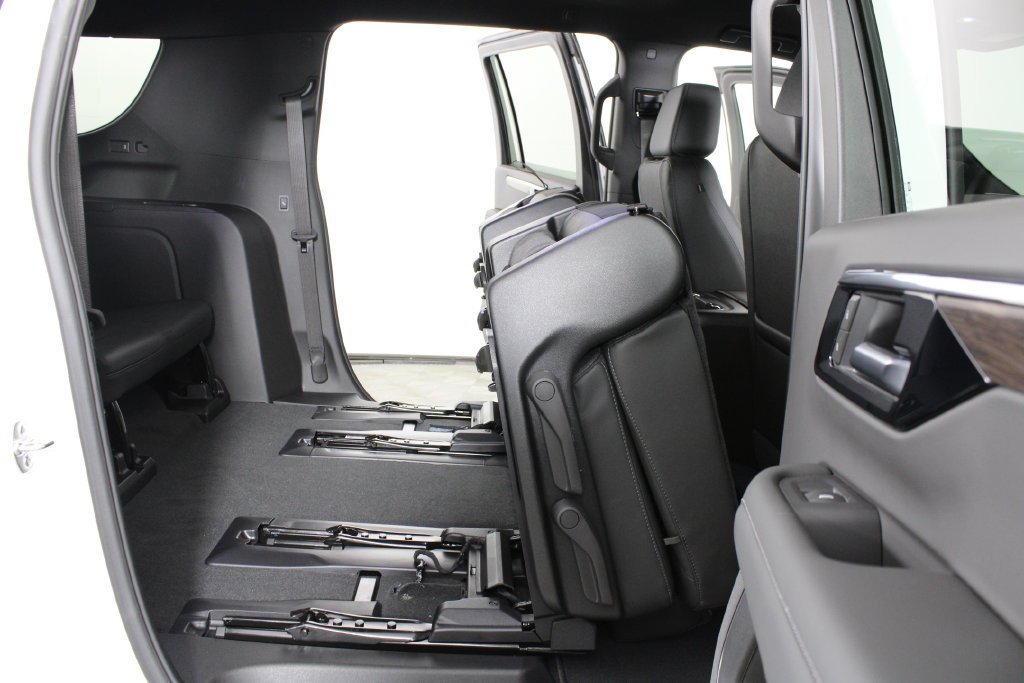 2027 Chevrolet Suburban LT - Photo 16
