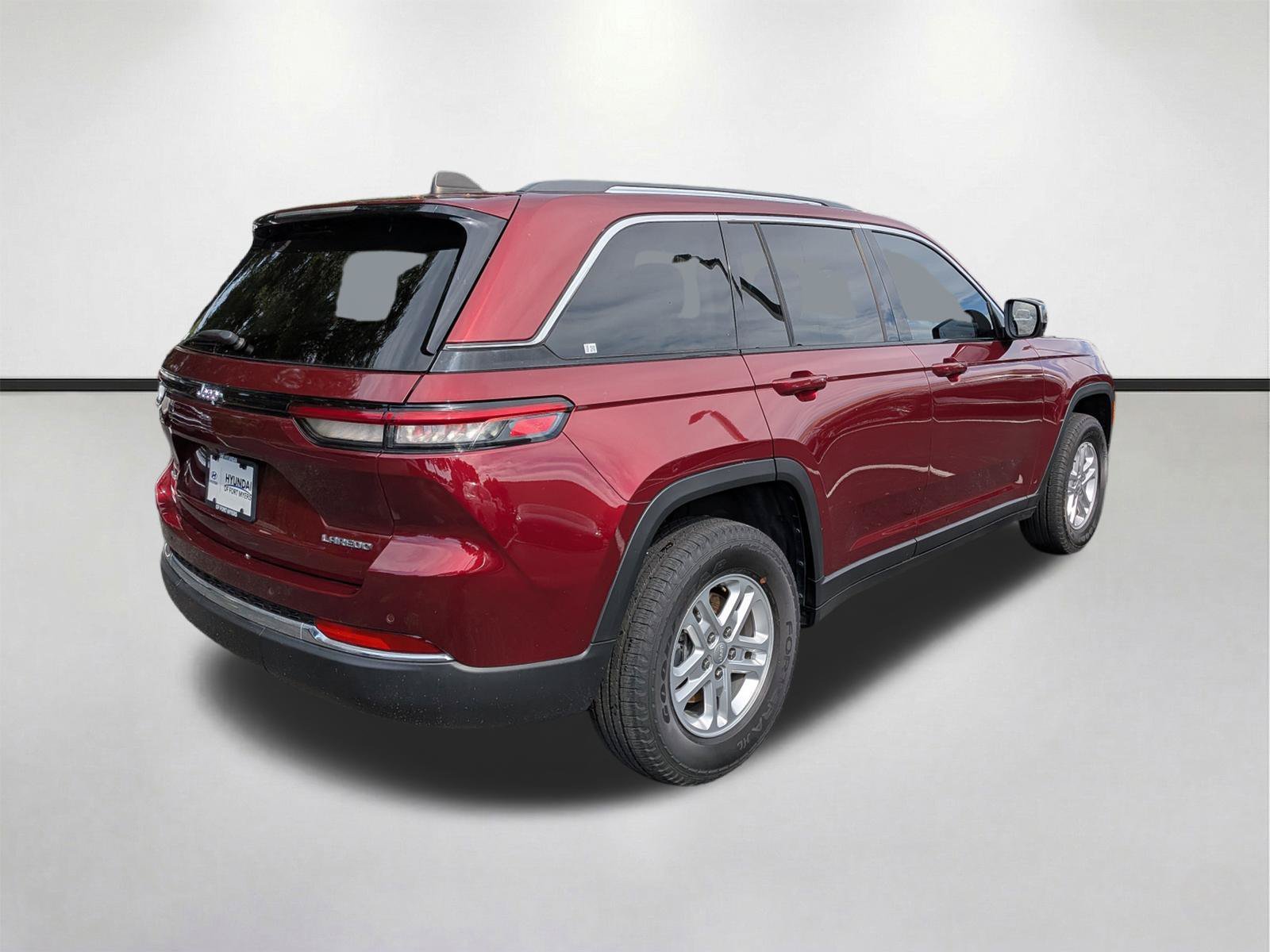 Used 2024 Velvet Red Pearlcoat Jeep Laredo image 4