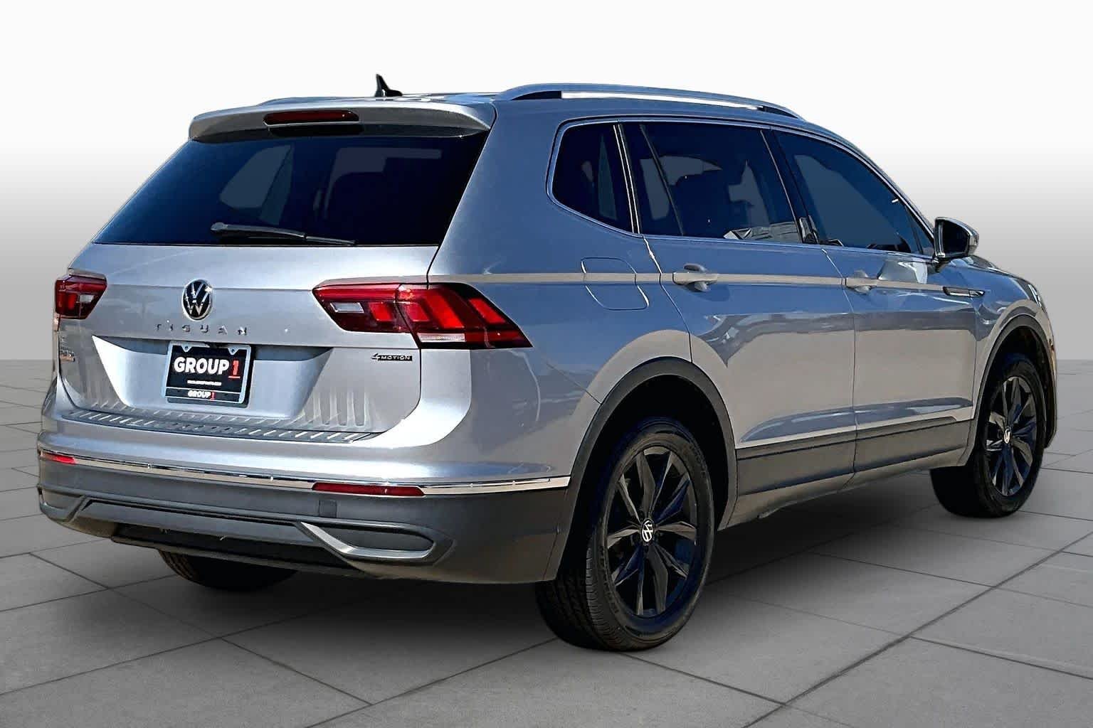 Used 2024 Pyrite Silver Metallic Volkswagen SE image 12