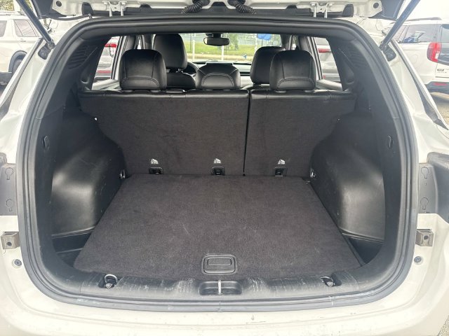 Used 2024 Bright White Clearcoat Jeep Latitude image 7