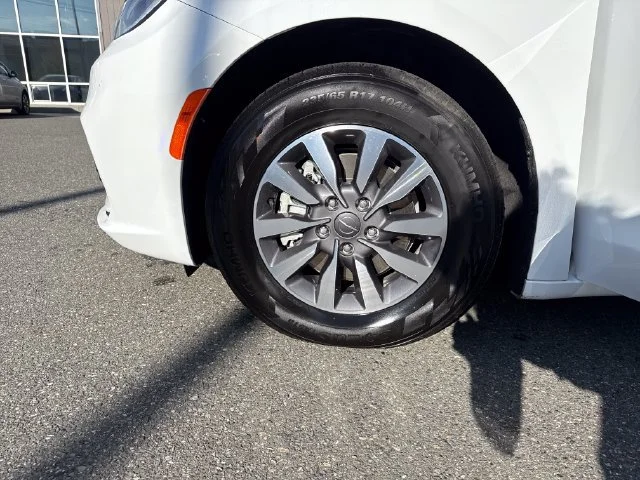 Used 2024 Bright White Clearcoat Chrysler Select image 28