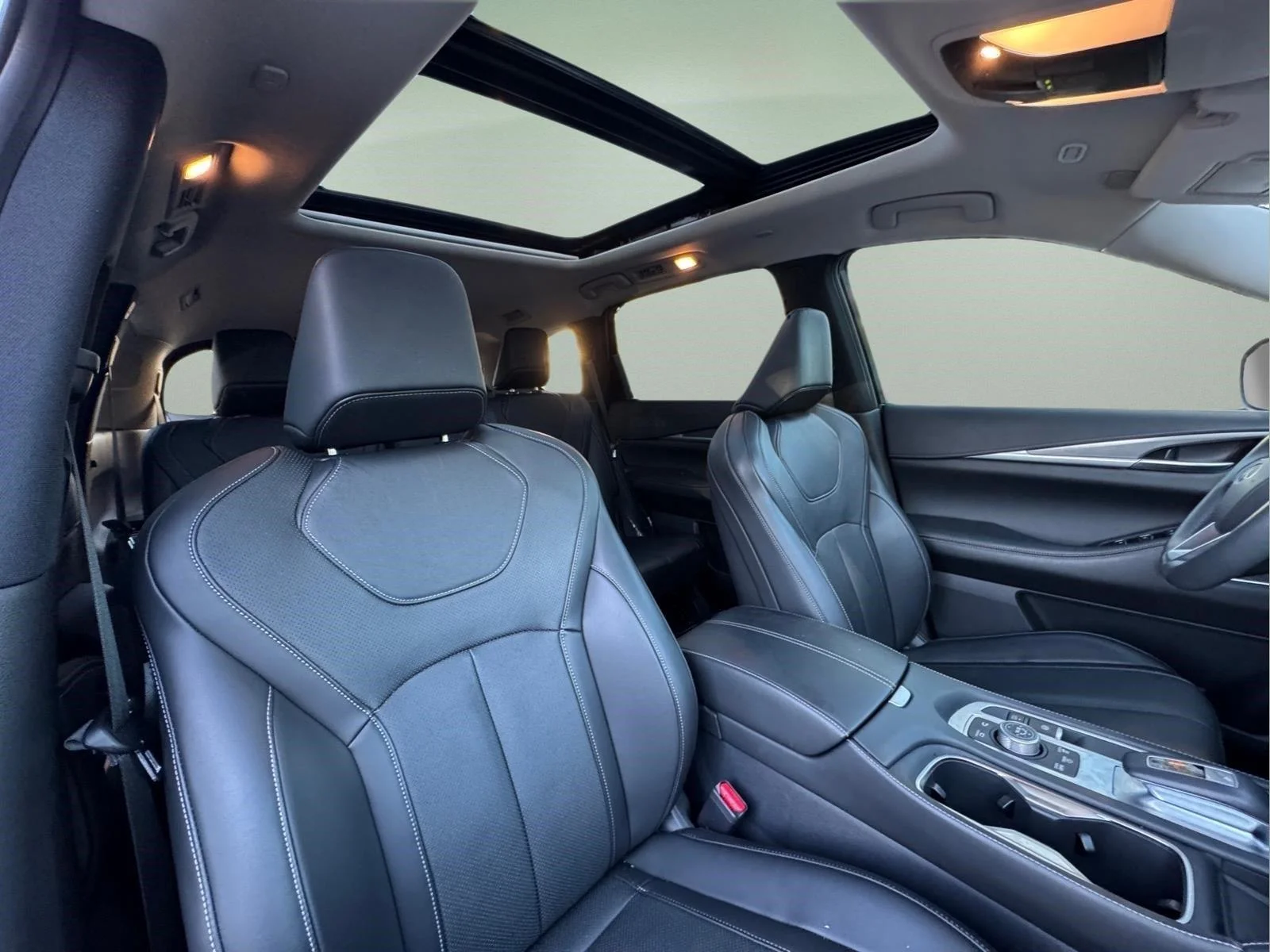 Used 2025 Majestic White INFINITI LUXE image 11