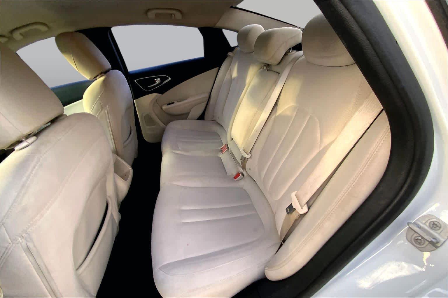 Used 2015 Bright White Clearcoat Chrysler Limited image 17