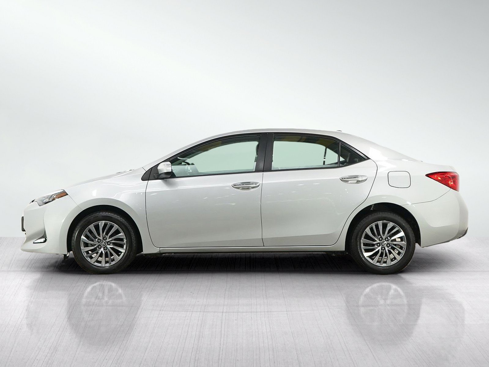 Used 2017 Classic Silver Metallic Toyota Xle image 2