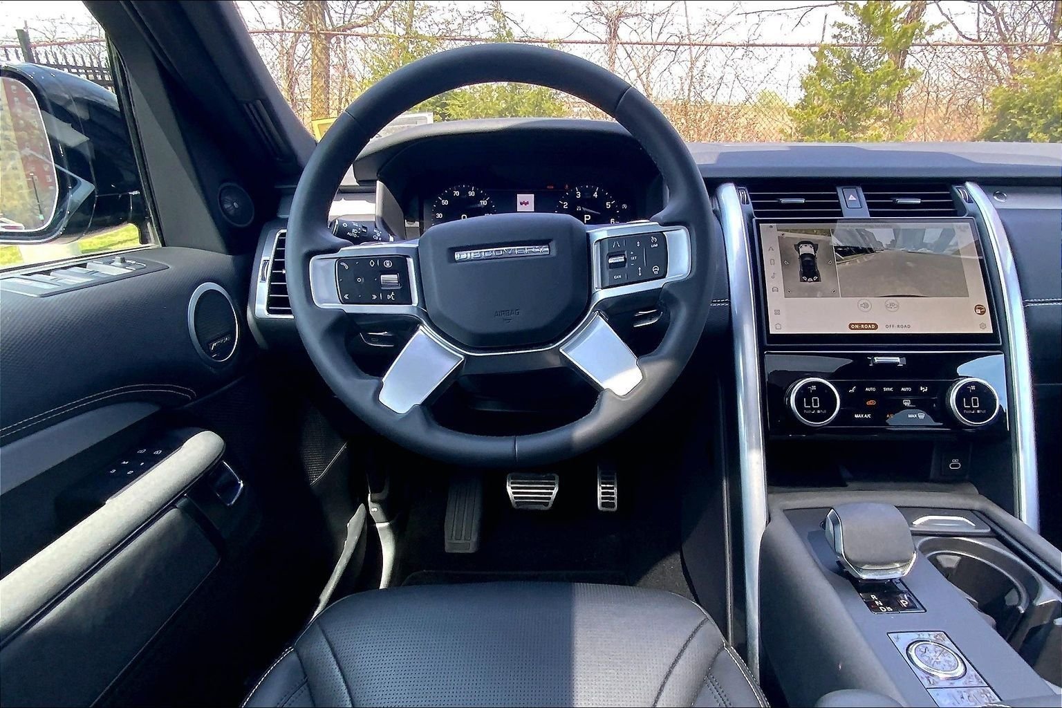 Certified Used 2025 Santorini Black Metallic Land Rover Dynamic SE image 5