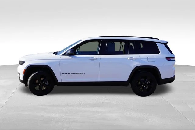 Used 2023 White Jeep Altitude image 9