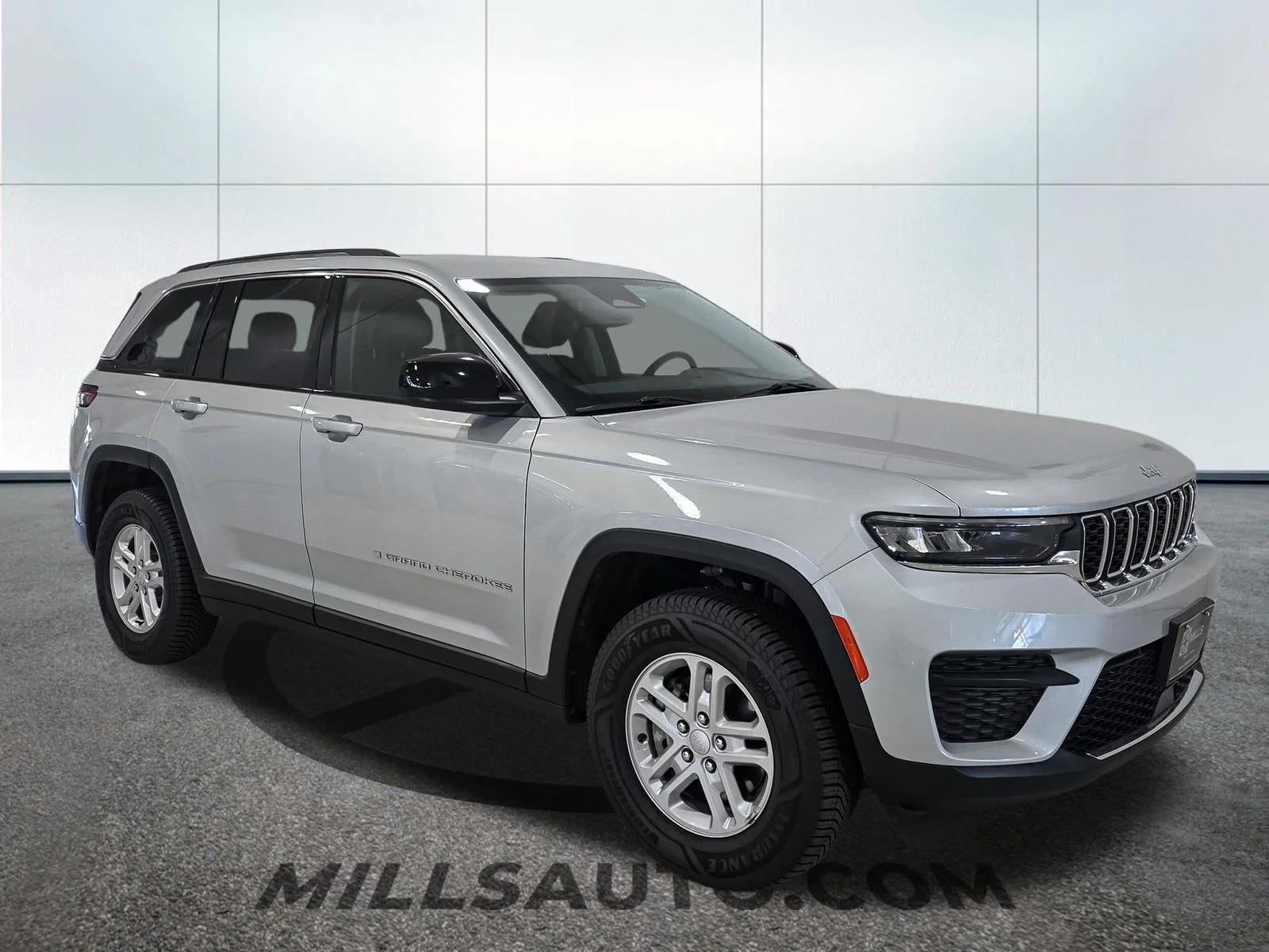 Used 2023 Silver Jeep Laredo image 10