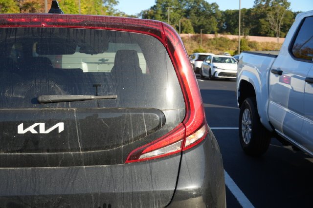 Used 2022 Black Kia S image 18