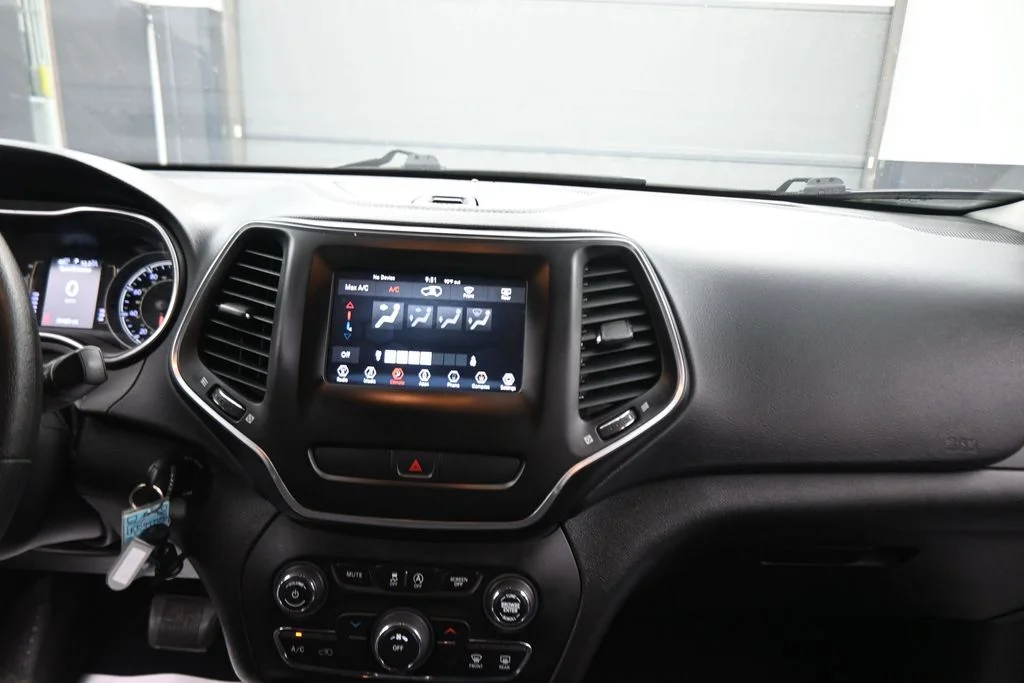 Used 2019 Black Jeep Latitude image 45