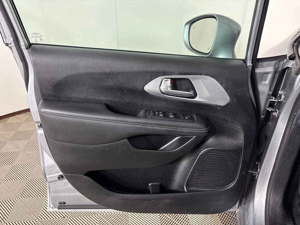 Used 2018 Silver Chrysler Touring Plus image 12