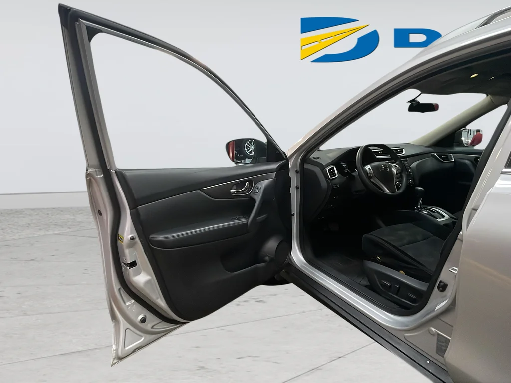 Used 2015 Silver Nissan SV image 34