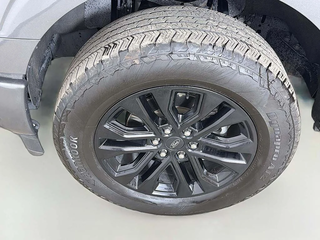 Used 2024 Carbonized Gray Metallic Ford Lariat image 20