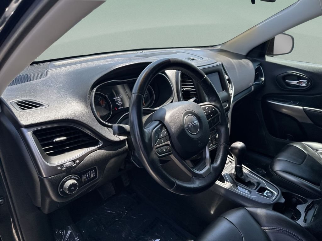 Used 2019 Black Jeep Latitude Plus image 19