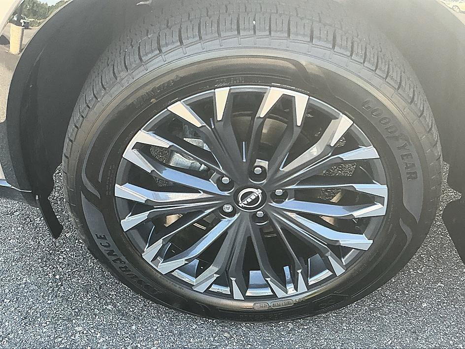 Used 2025 Champagne Silver Metallic Nissan Platinum image 8