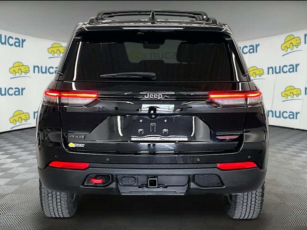Used 2022 Diamond Black Crystal Pearlcoat Jeep Trailhawk image 5