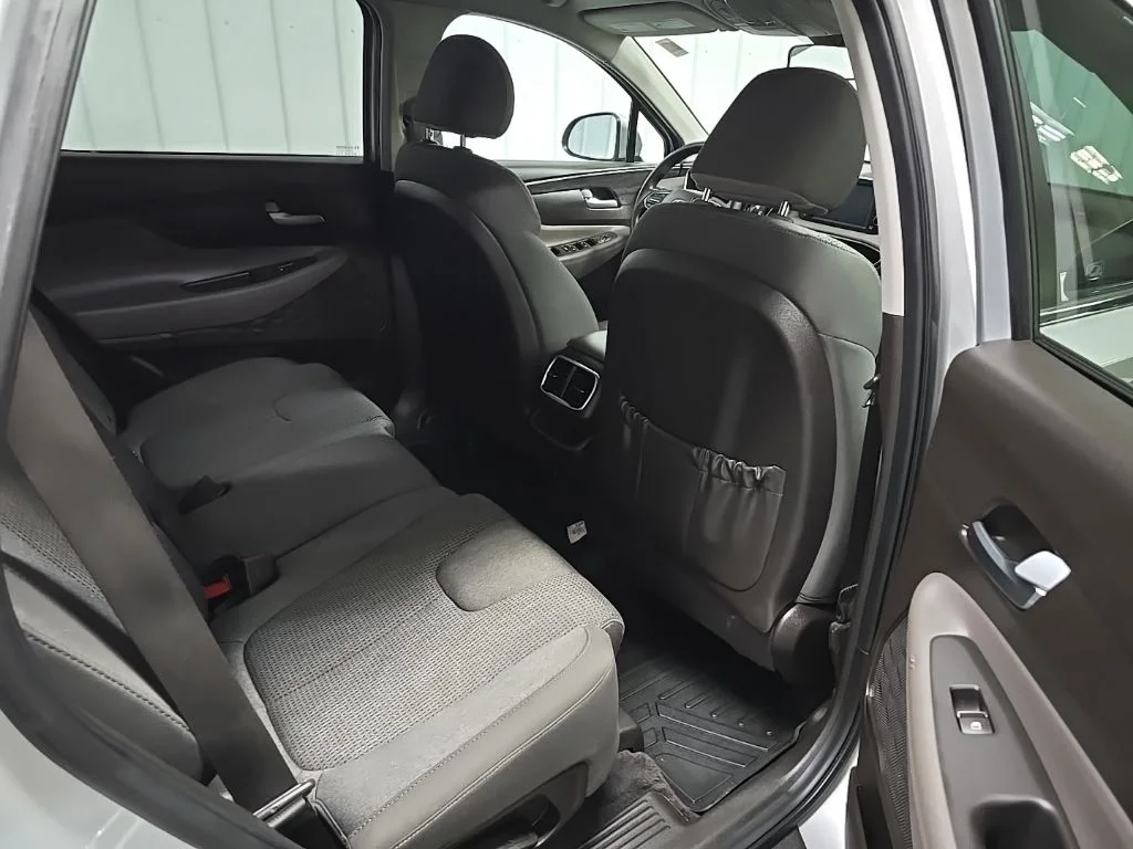 Used 2019 Silver Hyundai SE image 17