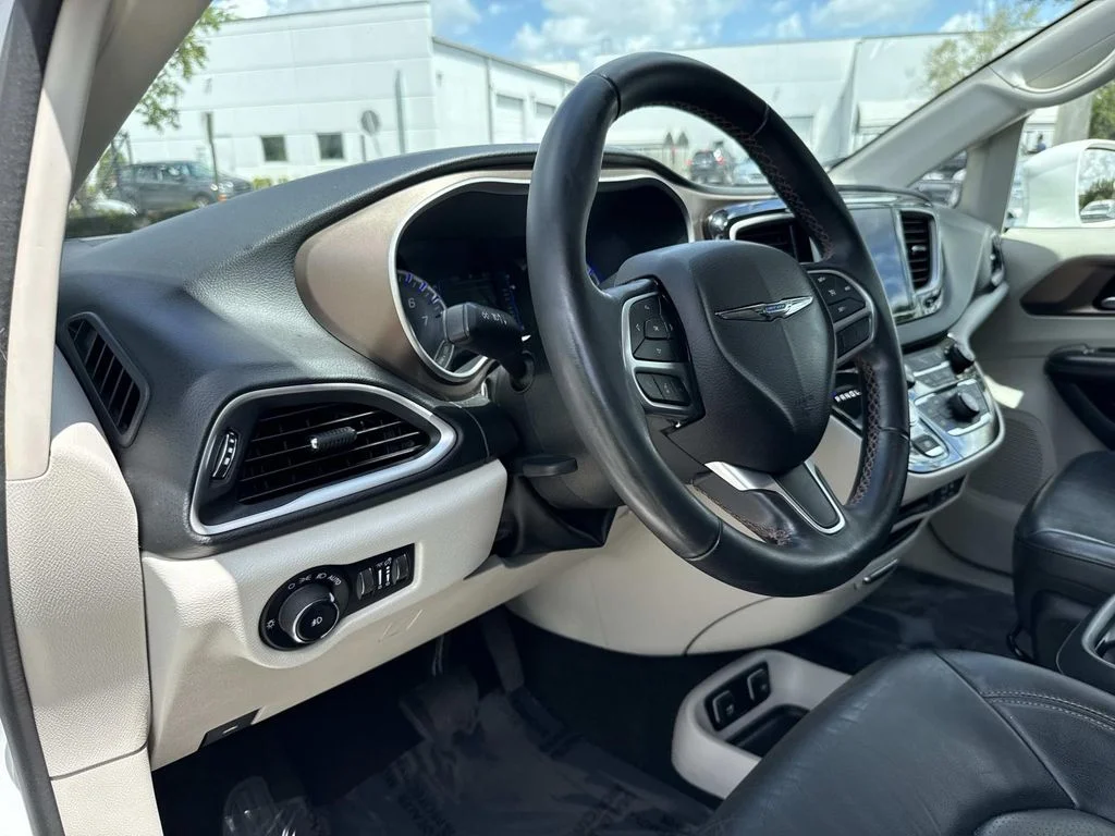 Used 2018 White Chrysler Touring L image 23