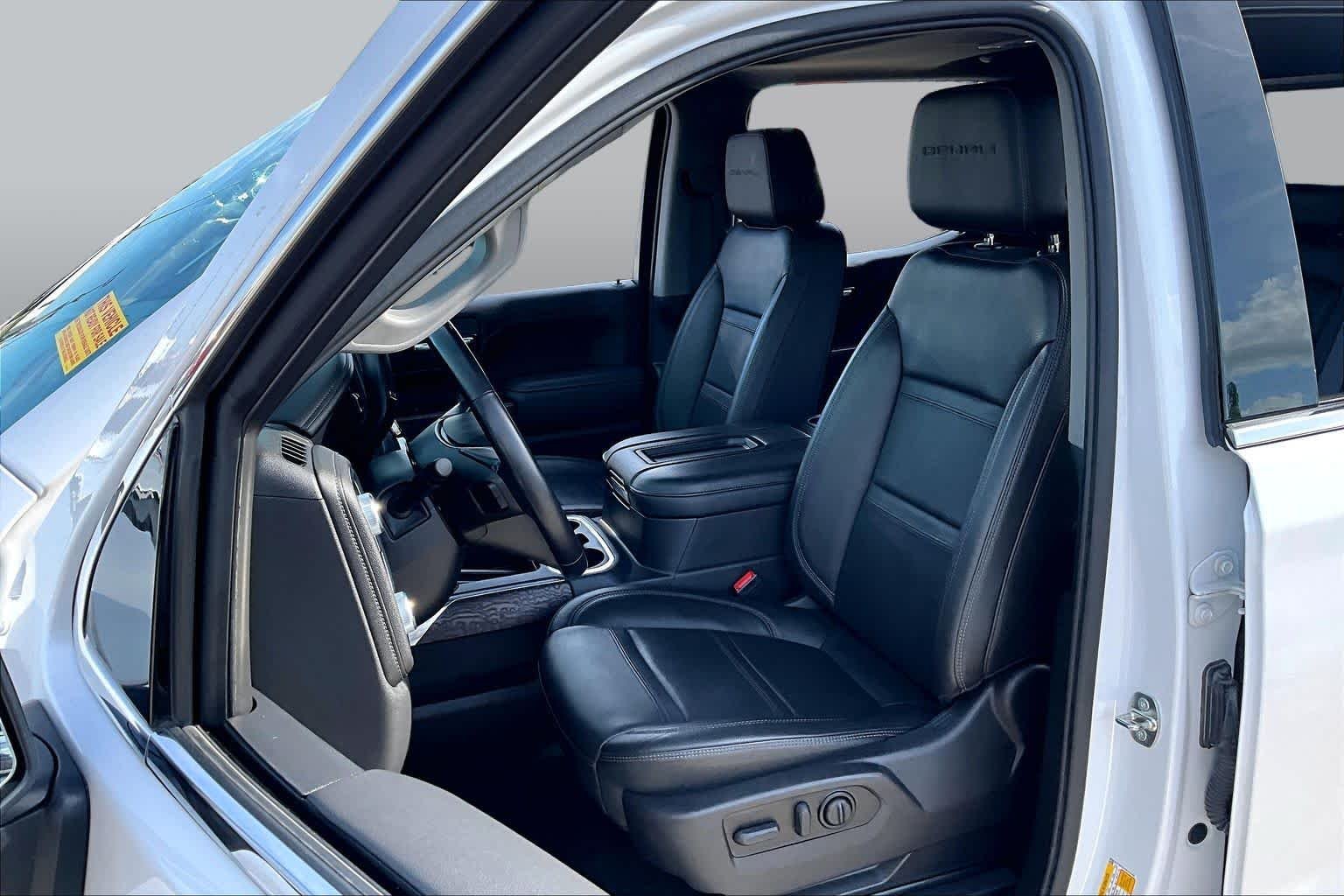 Used 2022 White Frost Tricoat GMC Denali image 8
